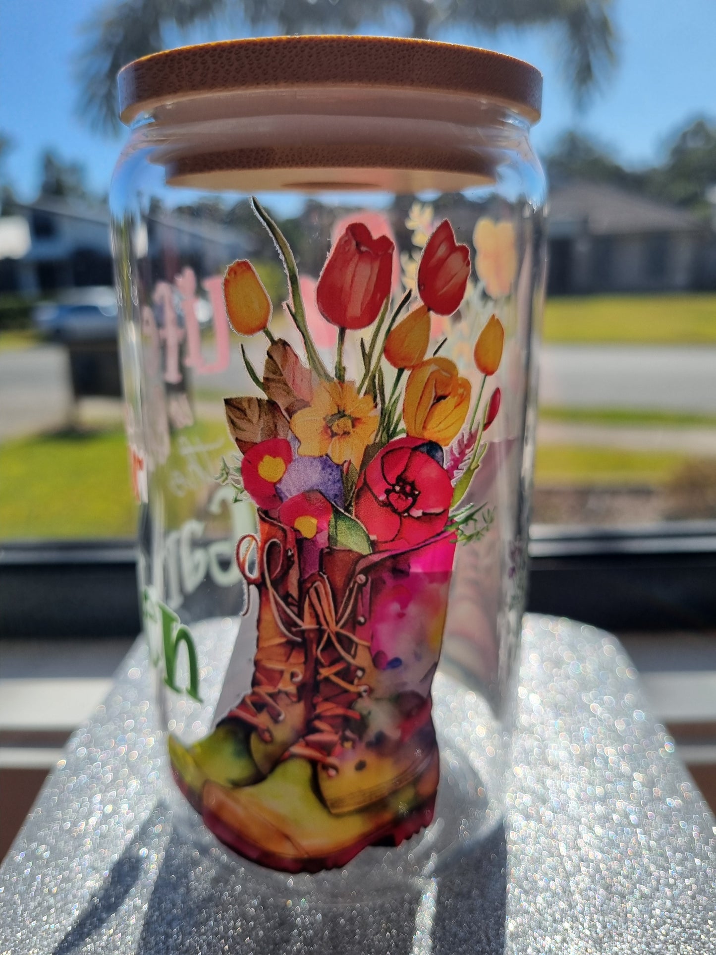 "Life is better in the Garden" Glass Tumbler with Bamboo Lid.